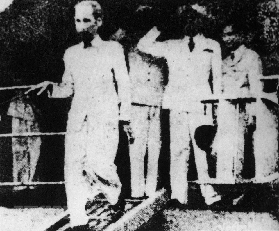 越通社负责人陈金川（右边最外面）出席欢迎仪式并恰逢胡志明主席对法国进行访问及签署《越法暂约》之际采访胡志明主席。图片来源：越通社