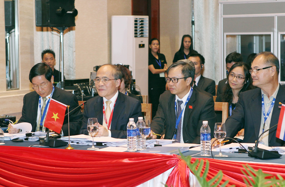 2014年9月15日晚在首都万象，越南国会主席、国会代表团团长阮生雄出席第35届东盟议会联盟执行委员会会议。越通社记者 颜创 摄