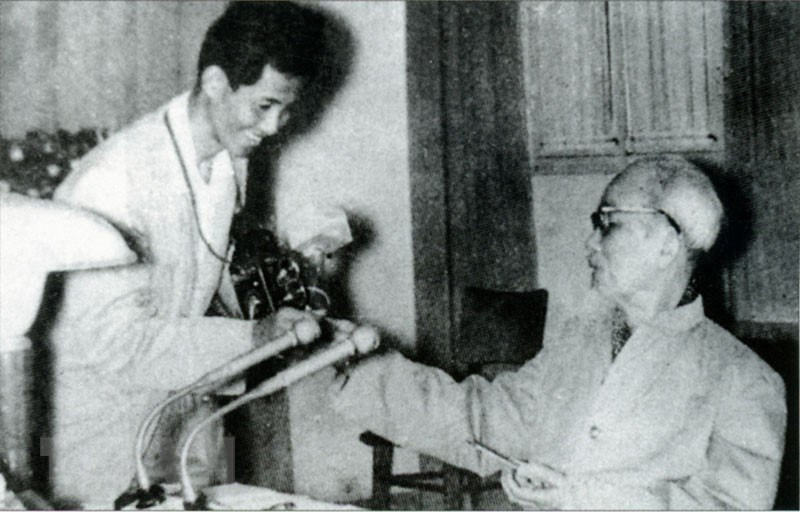 胡志明主席向林鸿隆记者赠送香烟。图片来源：越通社