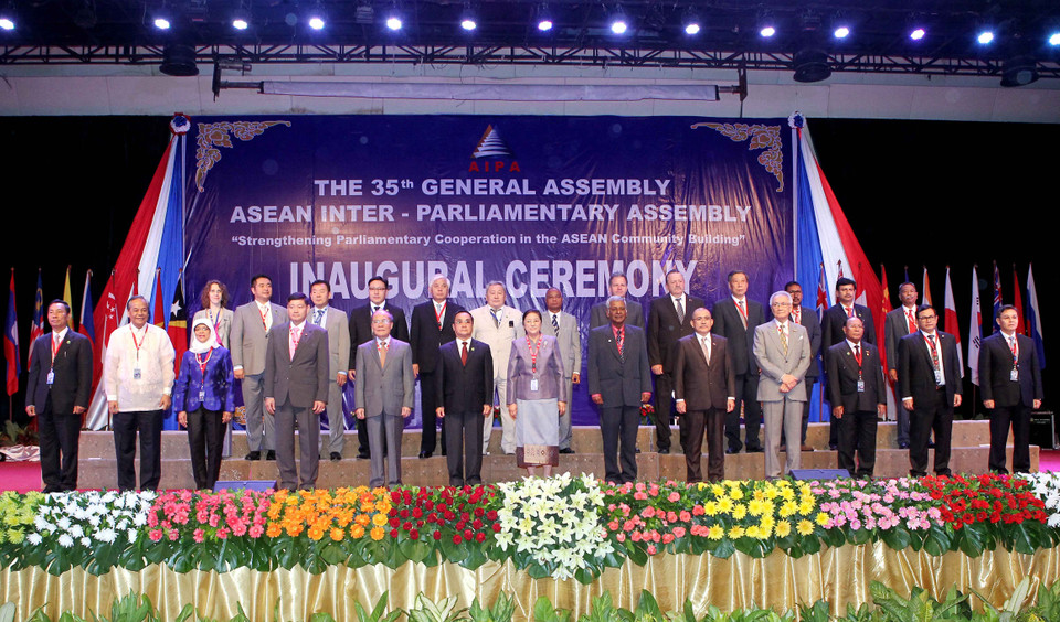 越南国会主席、国会代表团团长阮生雄（首行左五）和各国代表团团长出席于2014年9月16日举行的第35届东盟议会联盟大会开幕式。越通社记者 颜创 摄