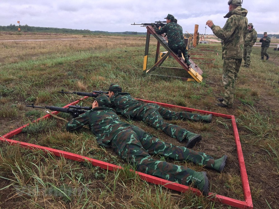 尽管遇到困难，但越南战士们仍紧密配合出色完成赛项。图片来源：越通社
