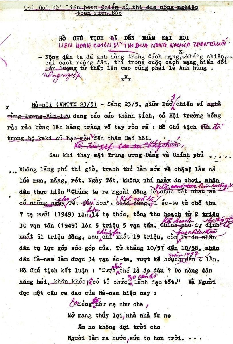 胡志明主席对越通社报道的文章进行修改。图片来源：越通社