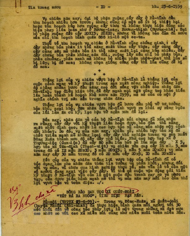 胡志明主席对越通社报道的文章进行修改。图片来源：越通社