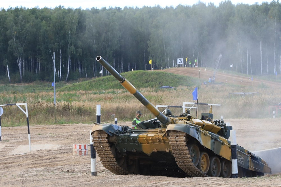 越南坦克车组驾驶坦克车克服反坦克壕沟。越通社记者 陈孝 摄