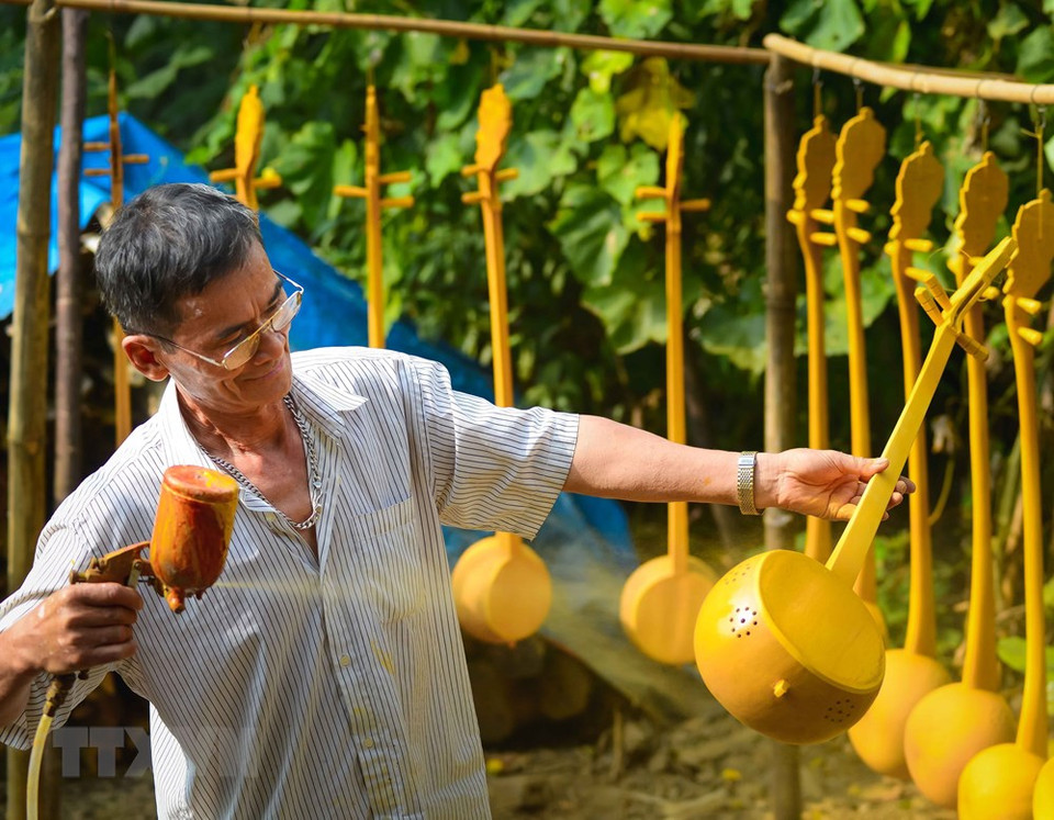天琴制作最后的步骤就是喷漆、晒干。越通社记者 越山 摄
