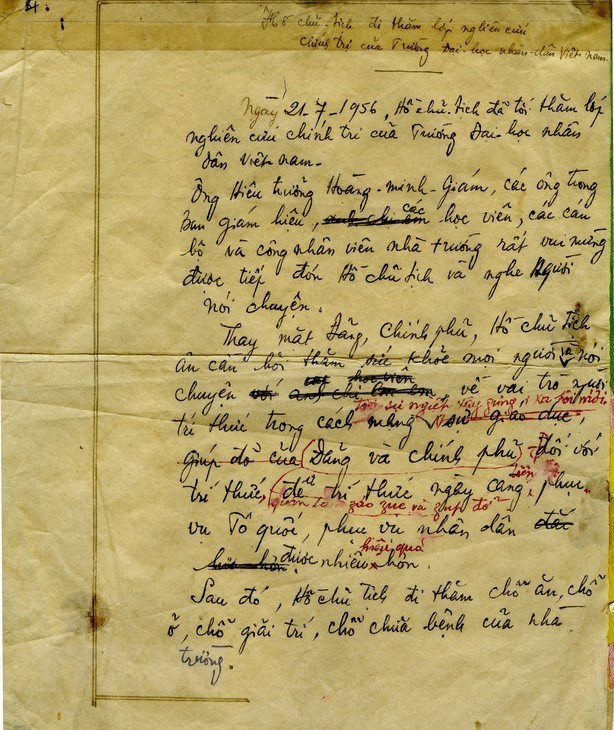 胡志明主席对越通社报道的文章进行修改。图片来源：越通社