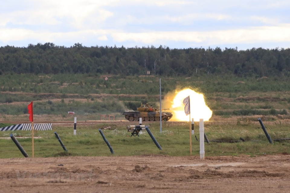 越南坦克进入射击线精准摧毁目标。越通社记者 陈孝 摄