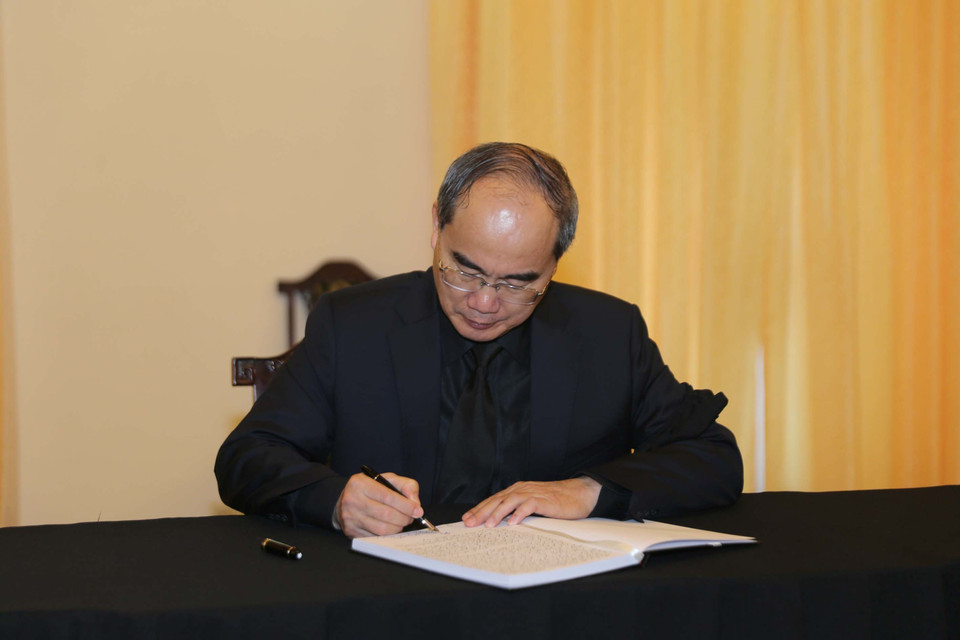 越共中央政治局委员、胡志明市市委书记阮善仁在吊唁簿上留言。图自越通社