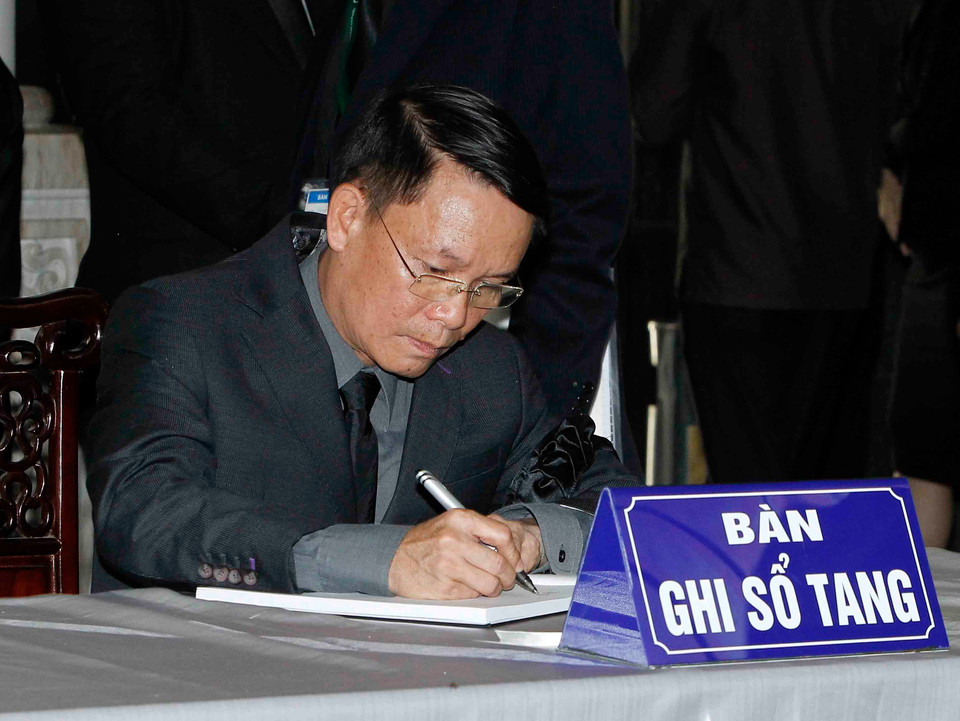 越南通讯社社长阮德利在吊唁簿上留言。图自越通社