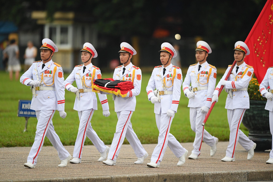 升国旗降半旗仪式在巴亭广场举行。图自越通社