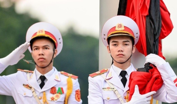 升国旗降半旗仪式现场。图自越通社