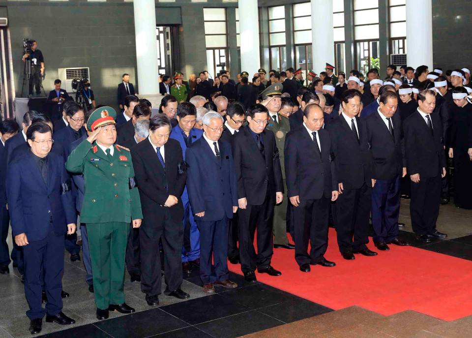 以越共中央政治局委员、政府总理阮春福为首的越南政府代表团吊唁陈大光同志。图自越通社