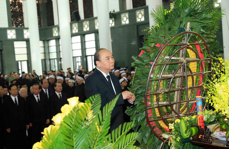 政府总理阮春福吊唁陈大光同志。图自越通社