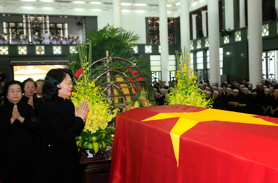 国家代主席邓氏玉盛吊唁陈大光同志。图自越通社 前来吊唁陈大光同志