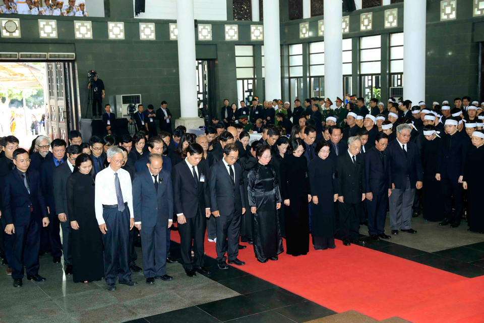 由越共中央委员、国家代主席邓氏玉盛为团长的越南国家主席代表团前来吊唁陈大光同志。图自越通社