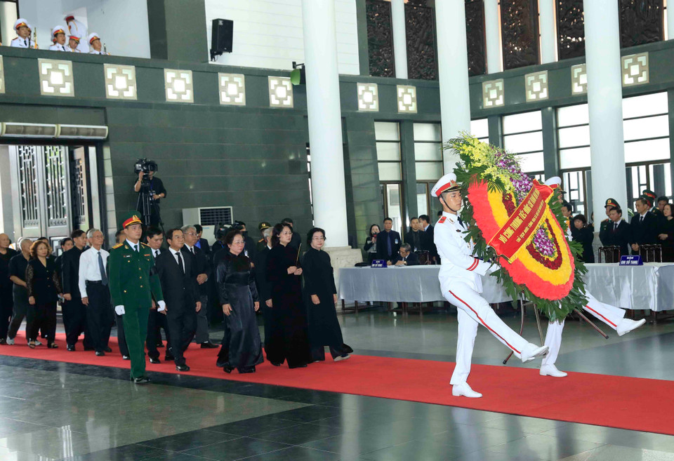 由越共中央委员、国家代主席邓氏玉盛为团长的越南国家主席代表团前来吊唁陈大光同志。图自越通社