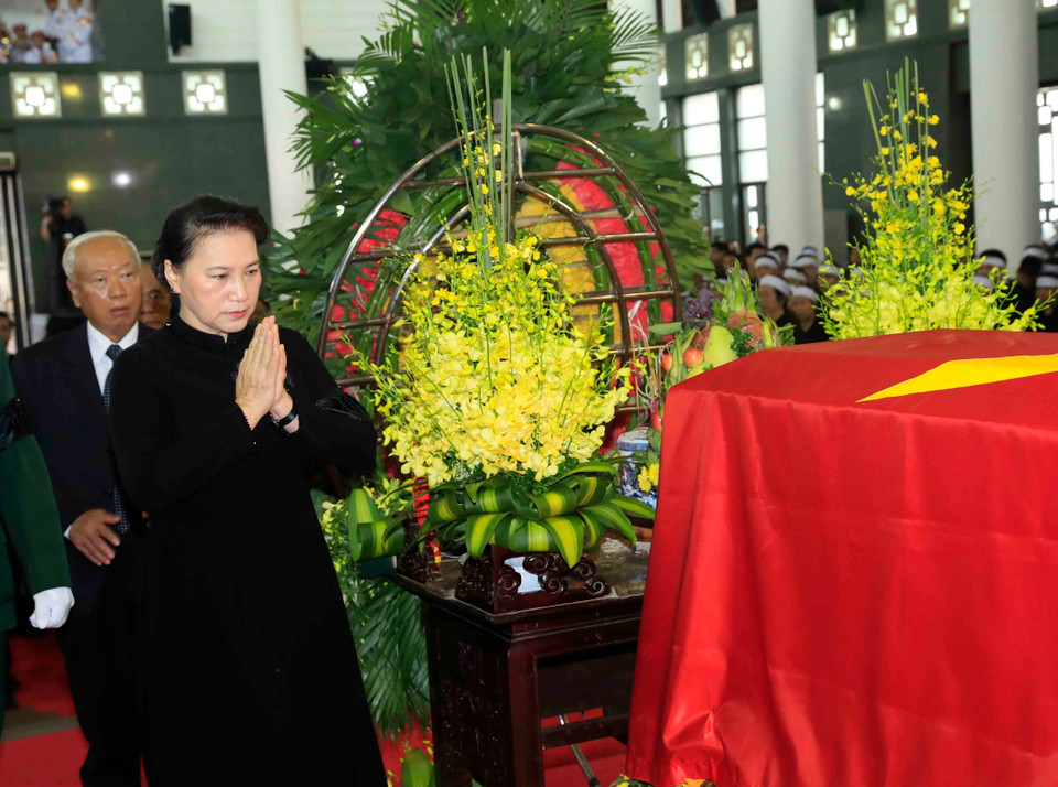 国会主席阮氏金银向陈大光同志遗体告别。图自越通社