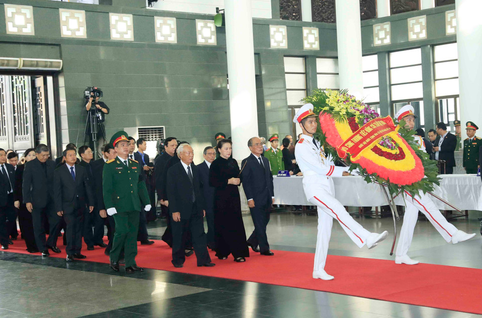 以越共中央政治局委员、国会主席阮氏金银为首的国会代表团吊唁陈大光同志。图自越通社