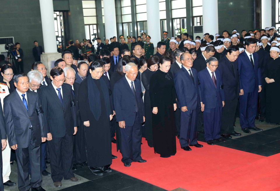 由越共中央政治局委员、国会主席阮氏金银为首的国会代表团吊唁陈大光同志。图自越通社