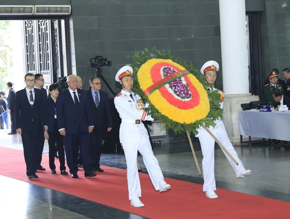 由白俄罗斯上议院议长米哈伊尔•米亚斯尼科维奇(Mikhail Myasnikovich)率领的白俄罗斯白俄罗斯共和国代表团前往首都河内陈圣宗街5号国家殡仪馆吊唁陈大光同志。图自越通社