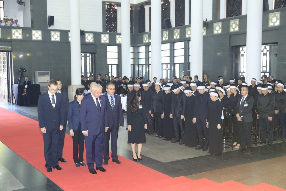 由白俄罗斯上议院议长米哈伊尔•米亚斯尼科维奇(Mikhail Myasnikovich)率领的白俄罗斯白俄罗斯共和国代表团前往首都河内陈圣宗街5号国家殡仪馆吊唁陈大光同志。图自越通社