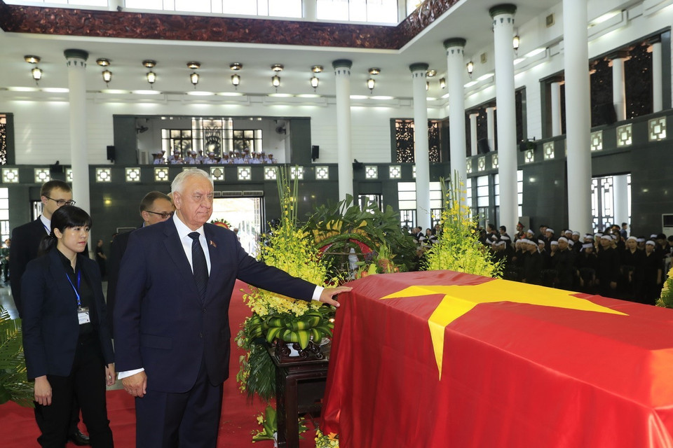 由白俄罗斯上议院议长米哈伊尔•米亚斯尼科维奇率领的白俄罗斯白俄罗斯共和国代表团向陈大光同志遗体告别。图自越通社