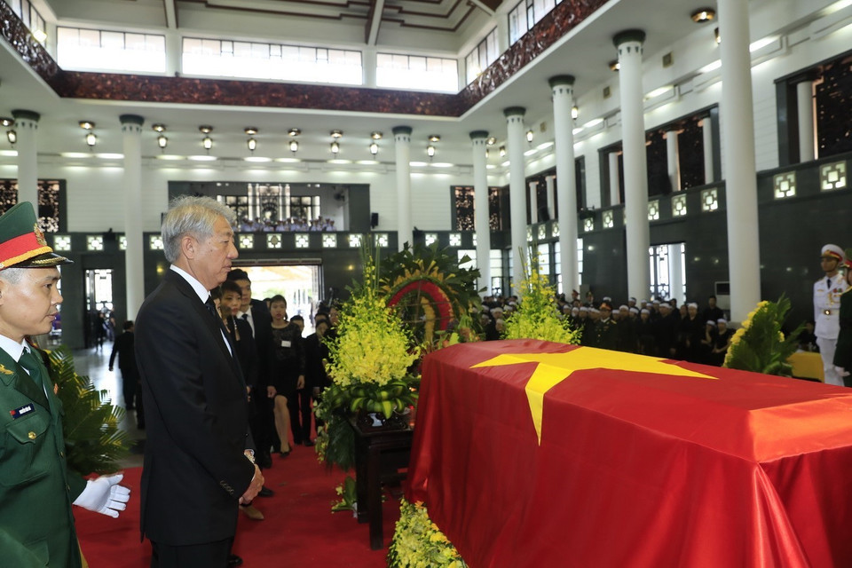 由新加坡副总理张志贤率领的新加坡共和国代表团向陈大光同志遗体告别。图自越通社