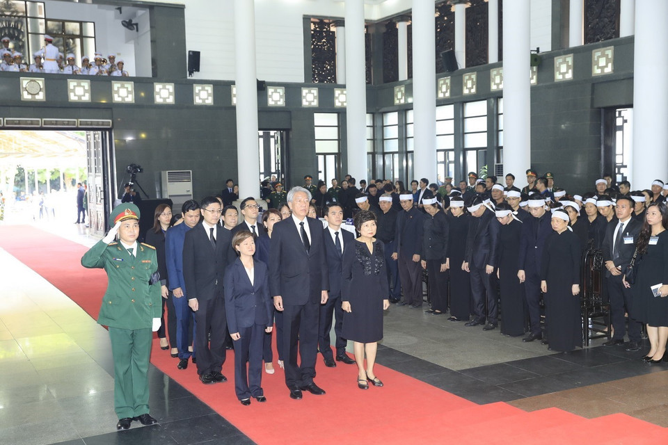 由新加坡副总理张志贤率领的新加坡共和国代表团前往首都河内陈圣宗街5号国家殡仪馆吊唁陈大光同志。图自越通社