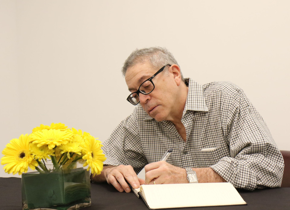 美国朋友前来吊唁陈大光同志并在吊唁簿上留言。图自越通社