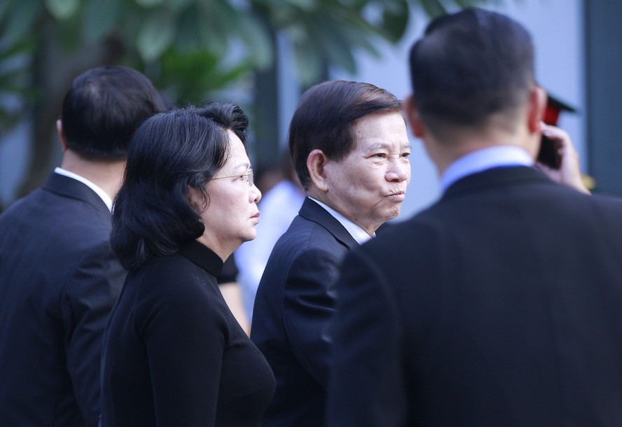 越南国家代主席邓氏玉盛和前国家主席阮明哲早就来到陈圣宗街5号国家殡仪馆送行。图自越通社