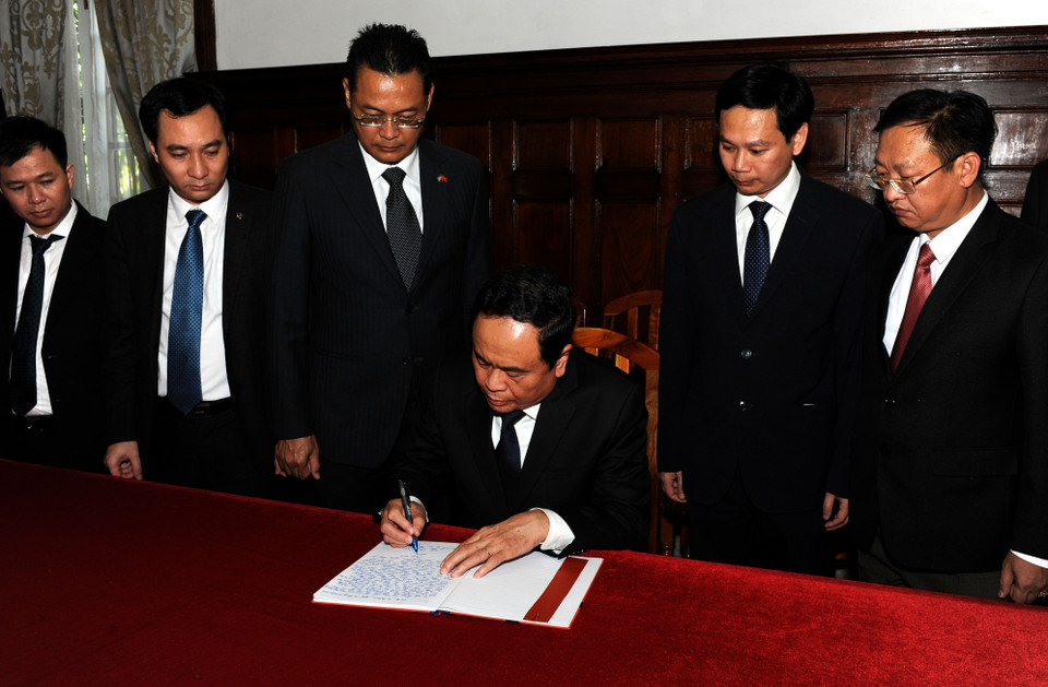 9月25日，越共中央书记处书记、越南祖国阵线中央委员会主席陈青敏前往越南驻古巴大使馆吊唁陈大光同志并在吊唁簿上留言。图自越通社