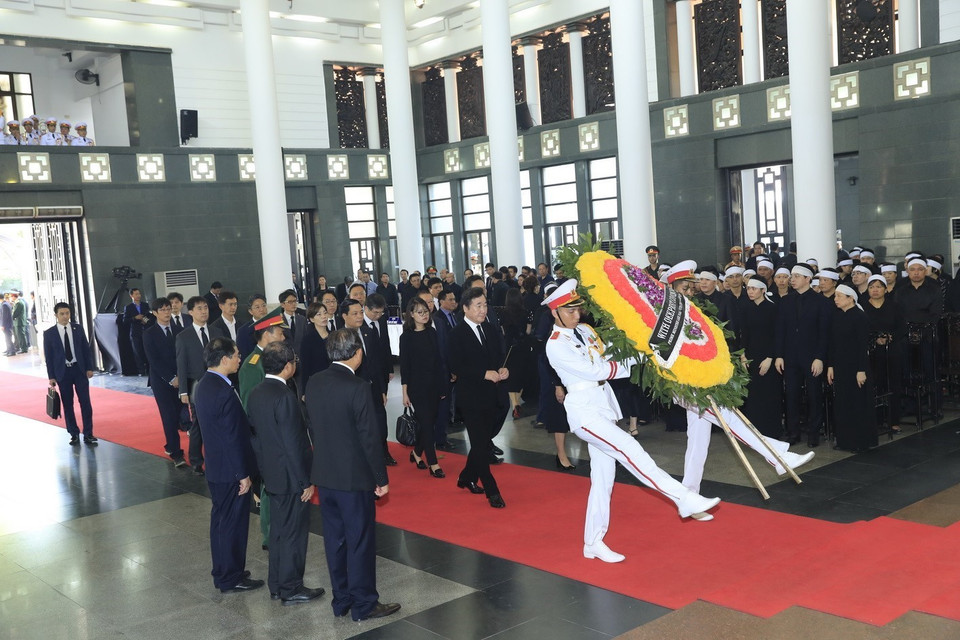 韩国国务总理李洛渊（Lee Nak-yeon）前往首都河内陈圣宗街5号国家殡仪馆吊唁陈大光同志。图自越通社