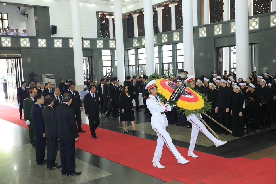 由柬埔寨首相洪森（Samdech Techo Hunsen)为首的柬埔寨王国政府代表团前往首都河内陈圣宗街5号国家殡仪馆吊唁陈大光同志。图自越通社