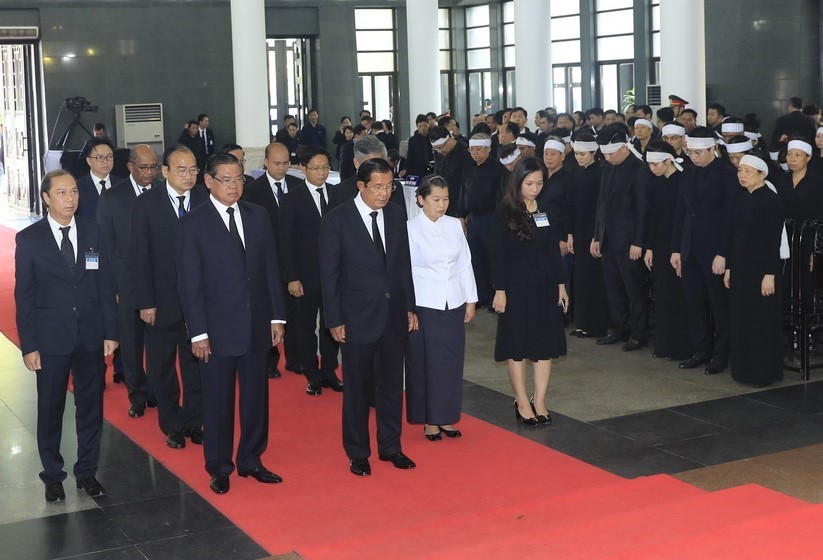 柬埔寨王国政府代表团吊唁陈大光同志。图自越通社