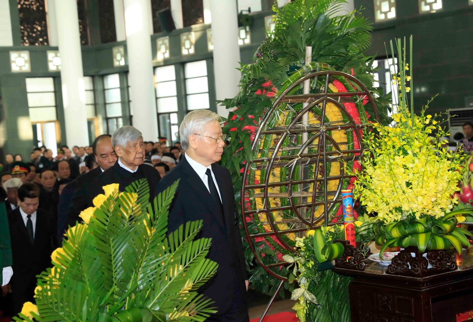 越共中央总书记阮富仲等越南共产党领导向陈大光同志遗体告别。图自越通社