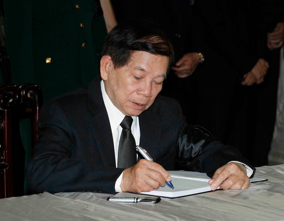 原国家主席阮明哲9月26日上午在吊唁簿上留言。图自越通社