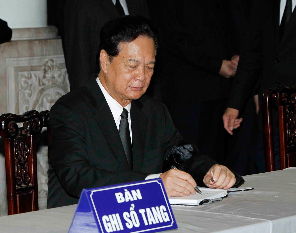 原政府总理阮晋勇在吊唁簿上留言。图自越通社