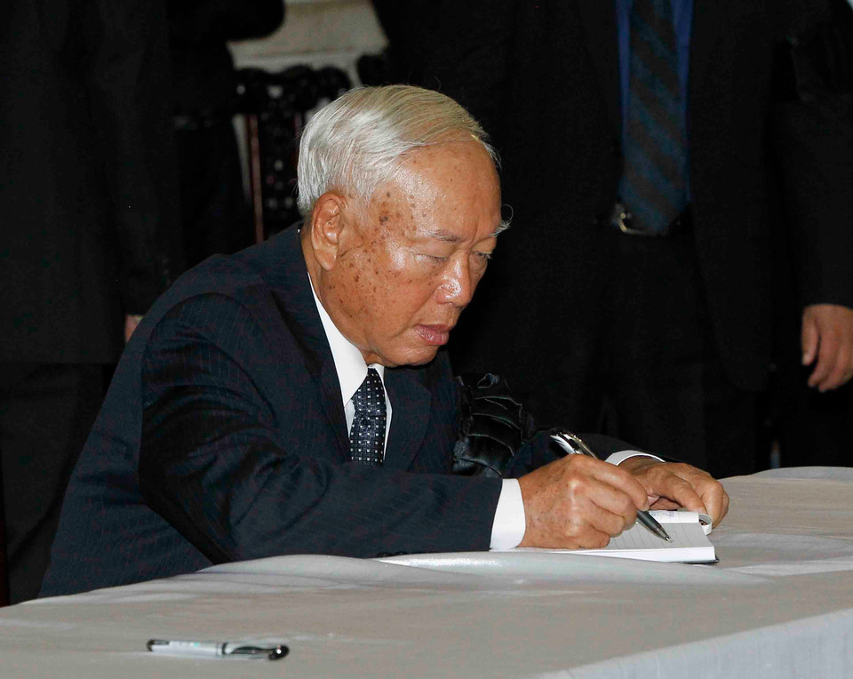 原国会主席阮文安在吊唁簿上留言。图自越通社