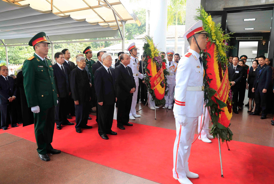 以越共中央总书记阮富仲为团长的越共第十二届中央委员会代表团前来吊唁陈大光同志。图自越通社