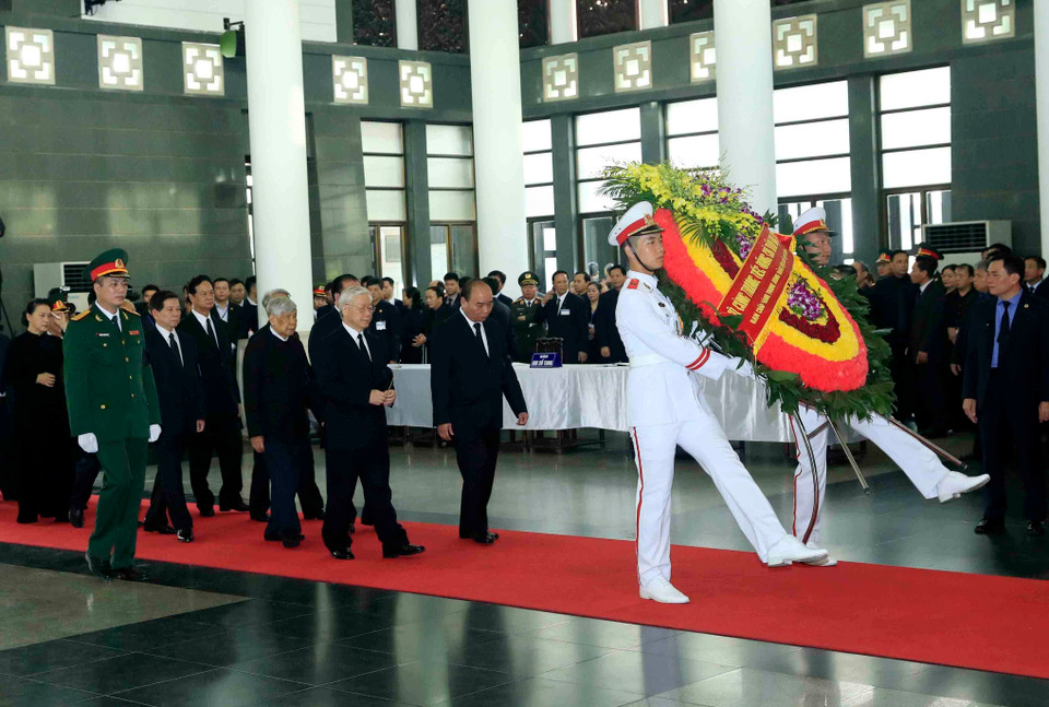 以越共中央总书记阮富仲为团长的越共第十二届中央委员会代表团向陈大光同志遗体告别。图自越通社