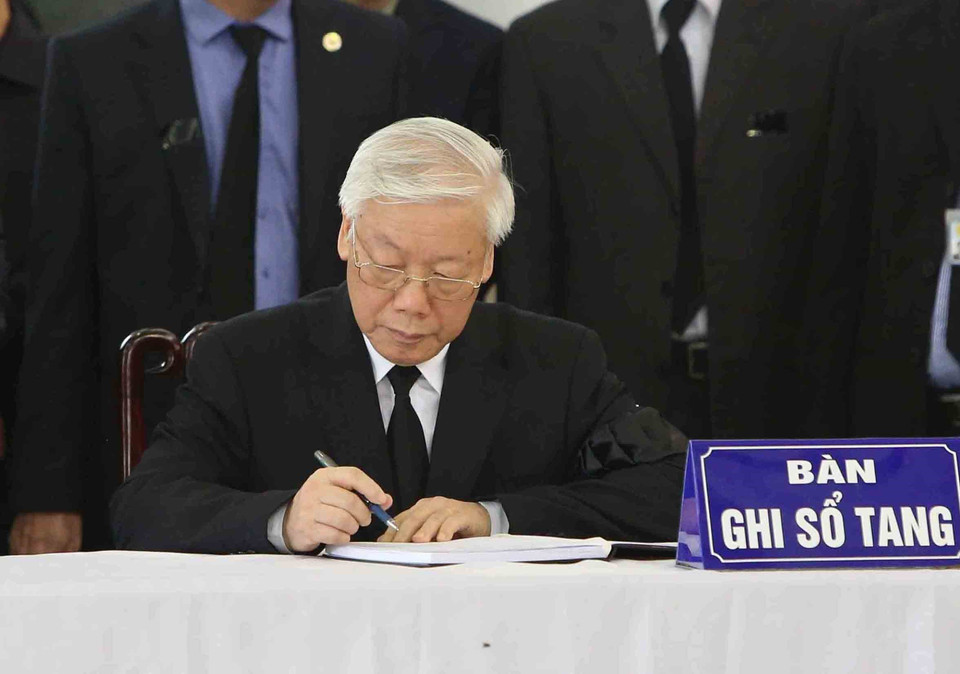 越共中央总书记阮富仲9月26日上午参加陈大光同志遗体告别仪式并在吊唁簿上留言。图自越通社