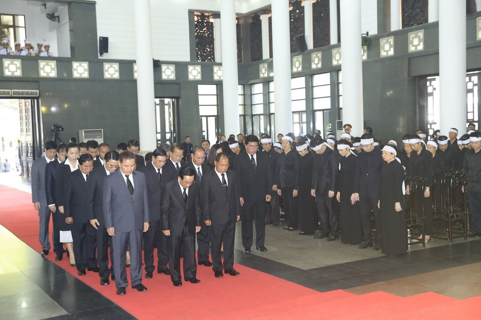 由老挝人民革命党中央政治局委员、中央书记处常务书记、老挝国家副主席潘坎•维帕万（Phankham Viphavanh）为首的老挝国家代表团前往首都河内陈圣宗街5号国家殡仪馆吊唁陈大光同志。图自越通社