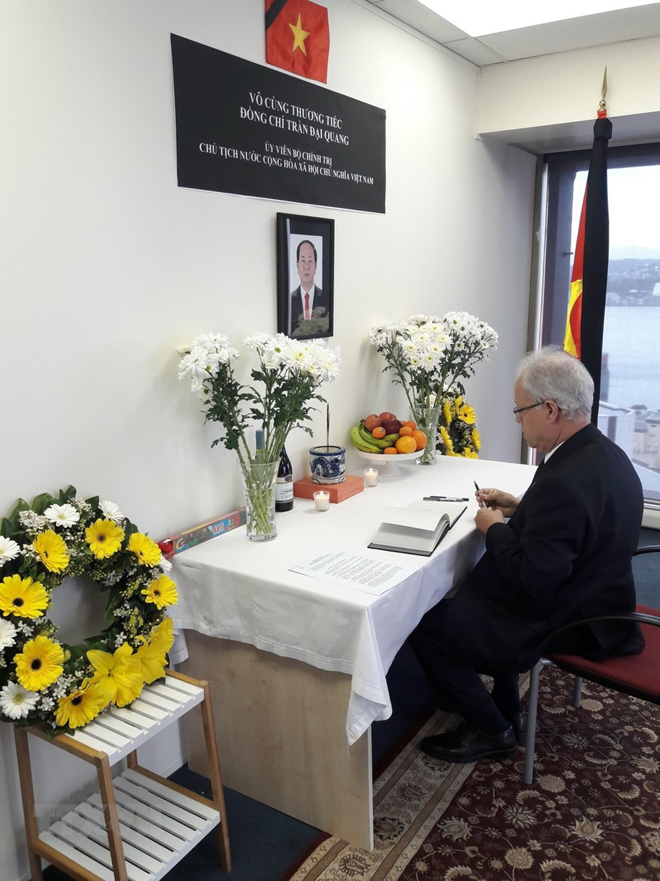 德国驻新西兰大使前往在越南驻新大使馆内开设的吊唁处，吊唁逝世的越南国家主席陈大光并在吊唁簿上题词。图自越通社