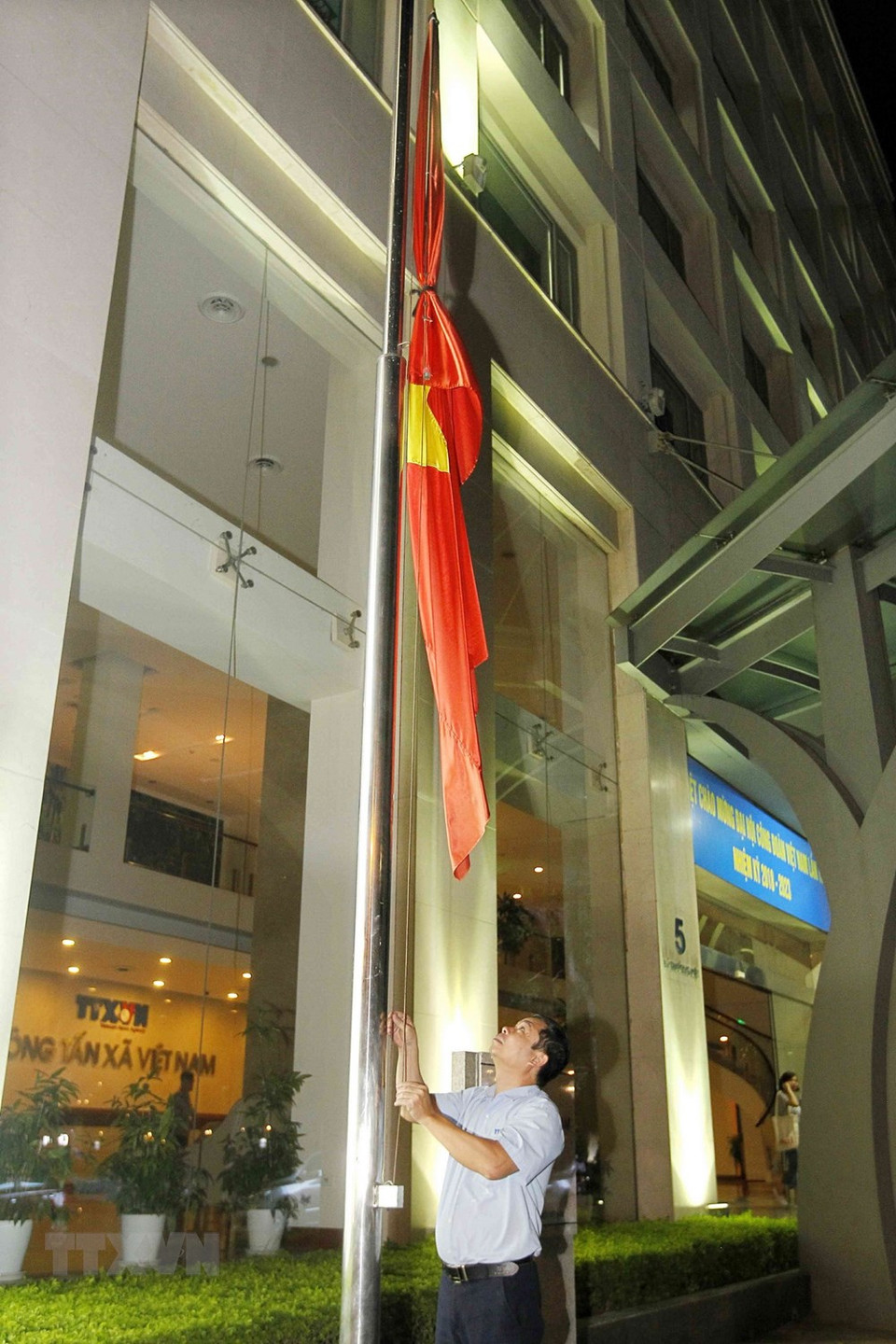 9月25日下午，李常杰5号越南通讯社总部降半旗向陈大光主席致哀。图自越通社