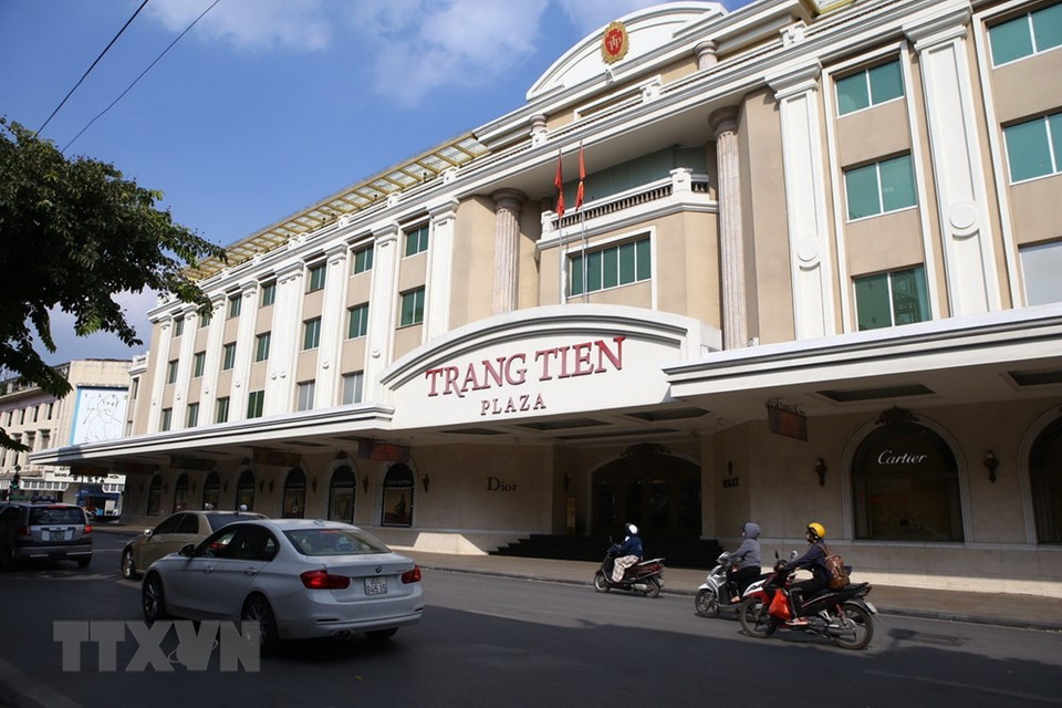 9月25日下午，河内市长钱购物中心降半旗向陈大光主席致哀。图自越通社