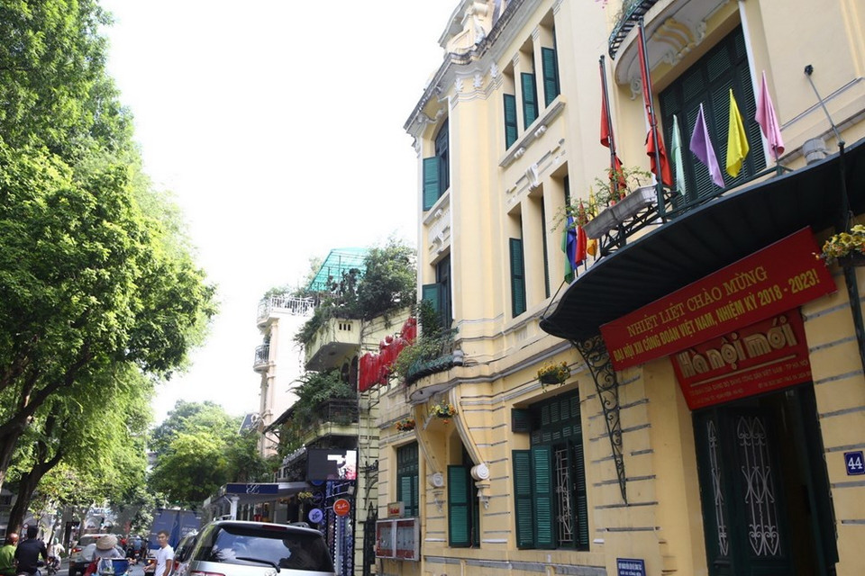 《新河内报》社总部降国旗向陈大光主席致哀。图自越通社