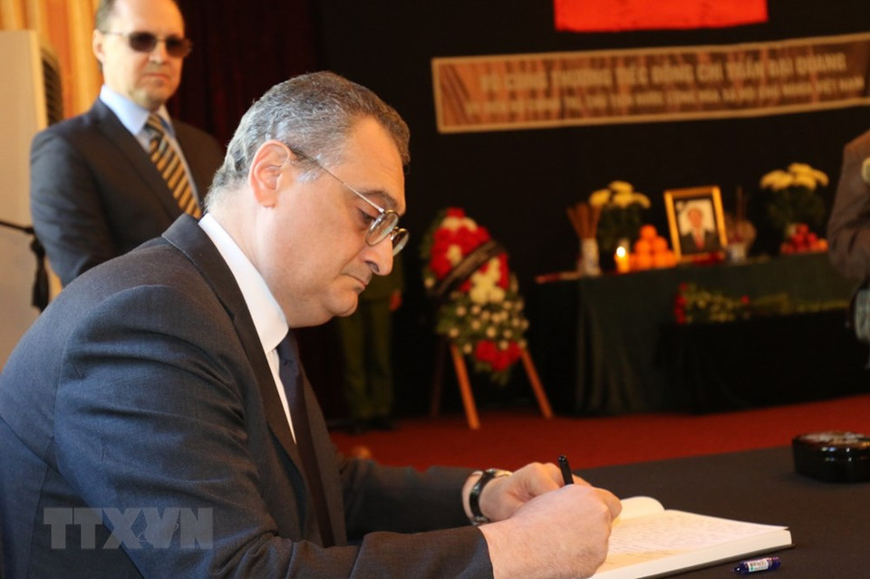 俄罗斯外交部副部长伊戈尔·莫尔古洛夫( I.V.Morgulov )前往在越南驻俄大使馆内开设的吊唁处，吊唁陈大光同志并在吊唁簿上题词。图自越通社