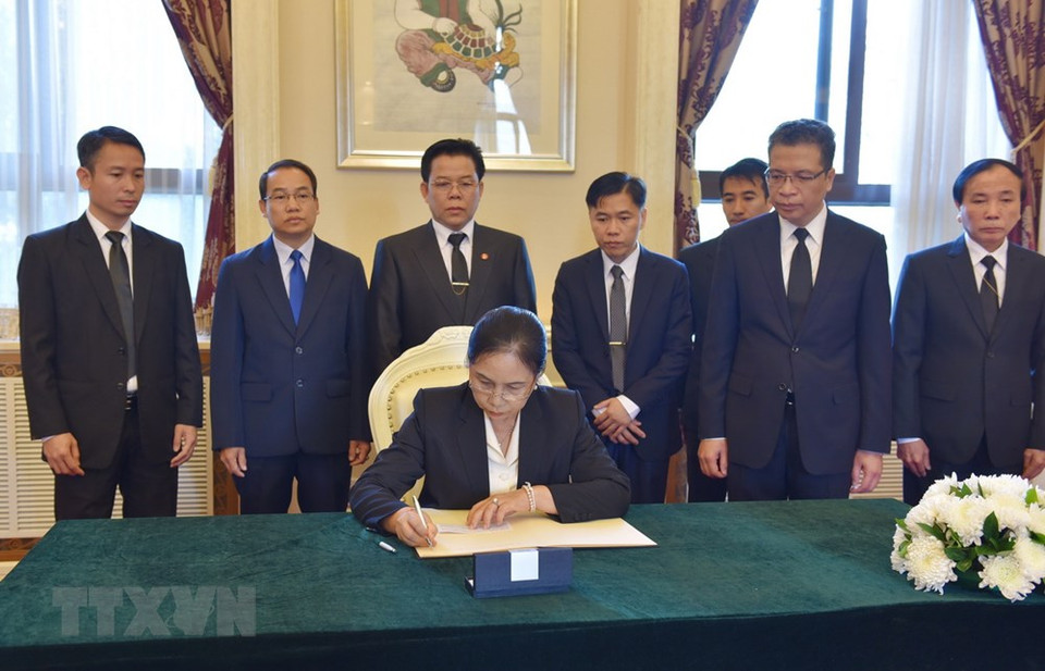 老挝驻中国大使:万迪·布达萨冯(Vandy Bouthasavong)在吊唁簿上题词。图自越通社