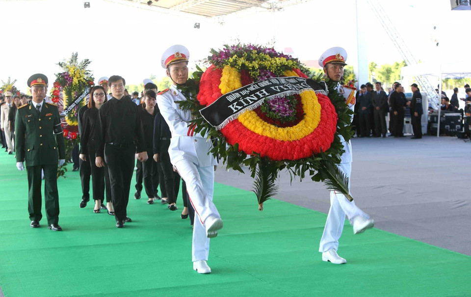 宁平省国会代表代表团前来吊唁陈大光主席。图自越通社
