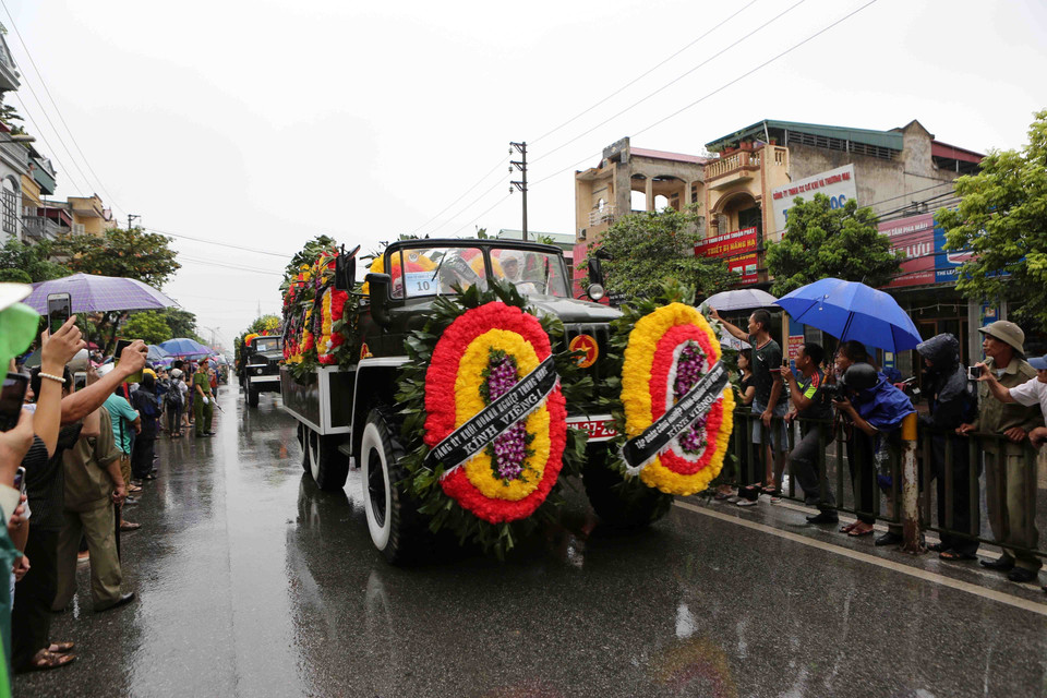 载有陈大光主席灵柩的灵车被送回他的家乡——宁平省金山县光善乡。 图自越通社